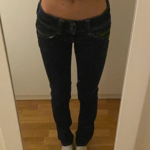 Lowrise Pepe Jeans - Säljer dessa lowrise straight leg jeans från Pepe Jeans i storlek 25x34. De är köpta secondhand och är helt oanvända, lappen är fortfarande kvar. Pris är 350kr+frakt men budgivning om flera är intresserade!💕