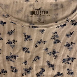 Hollister topp  - Säljer min topp från hollister! Frakten blir 59 kr och ingår inte i orginalpriset!  💋💋💋