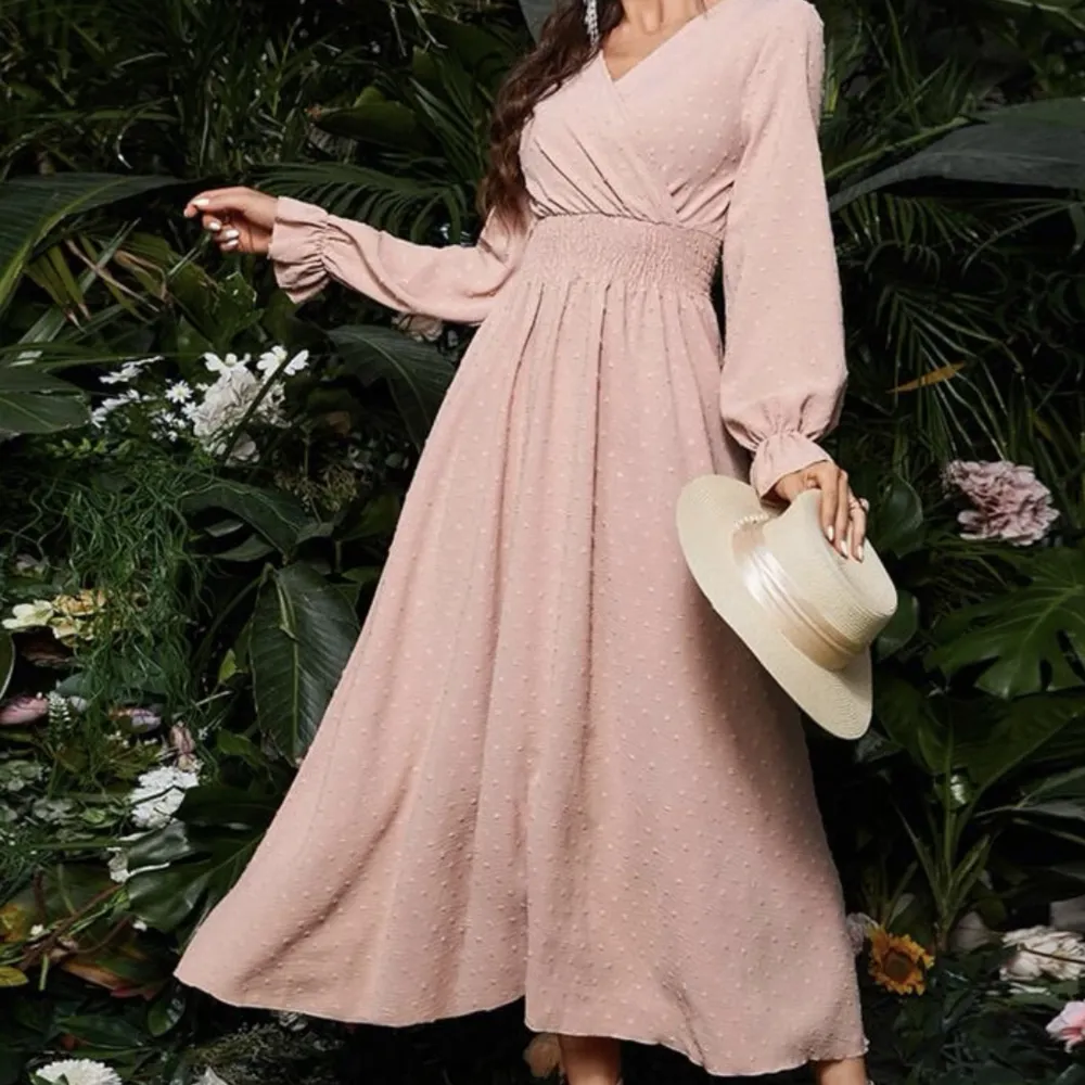 Jätte snygg rosa klänning, passar M/L. väldigt mjukt och skön material men säljer pga det inte kommer till användning. Endast testat därmed i ny och bra skick! Köpt för 239kr.. Klänningar.