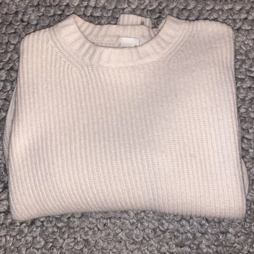 Säljer denna fina stickade tröja som kommer från HM ( tror inte den finns kvar att köpa på hemsidan)  Den är i storlek S och är använd några gånger  Säljer då den sällan kommer till användning  Skiv för mer frågor eller bilder . Stickat.