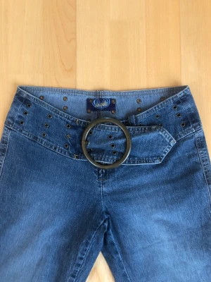 Angel jeans - Så fina och snygga jeans ifrån Angels!💕✨ Säljer pga att dom inte används så mycket som dom borde!! Lågmidjade med bootcut och stort spänne i midjan. Skriv vid frågor🥰