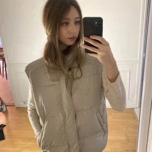 Väst  - Jätte fin väst från Next i beige färg. I andvänt men bra skick😻Frakt ingår ej i priset 