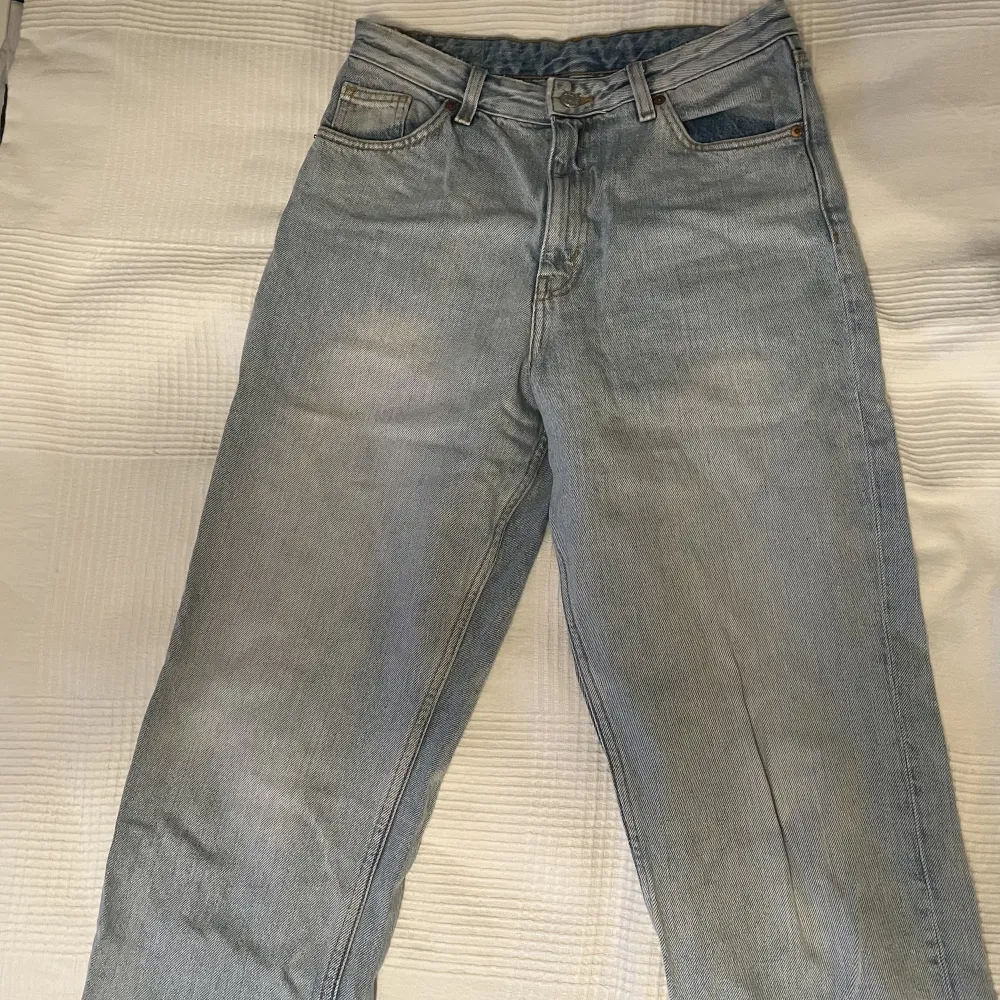 Säljer dessa Monki jeans i Yoko-modellen eftersom de aldrig har använts och bara legat i garderoben (Endast använda några timmar). Jeansen är i storlek 28 (38/M) och är väldigt snyggt ”baggy” i modellen. Pris går alltid att diskuteras❤️. Jeans & Byxor.