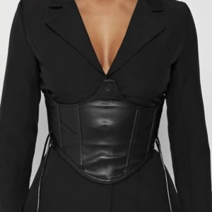 Blazer med korsett - Black Blazer with Vegan Leather Corset, oanvänd med lappar, strl UK12/ 38/40 inköpspris €100  
