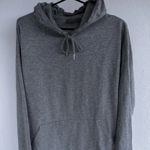 Grå hoodie - I bra skick. En bekväm och stilren tröja från Asos som är det perfekta basplagget i gardroben. Den är lite åt oversize. 