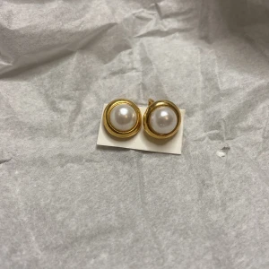 Örhängen som man klämmer fast💕 - Detta är örhängen som man klämmer fast så man behöver inte ha hål i öronen guld ram med en pärla i så fina budaaaaa💕💕💕💕💕💕💕💕💕💕💕💕💕💕