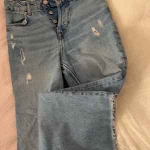 Jeans zara! - Säljer dessa coola jeans med slitningar från zara! De är i bra skick och endast använda ett fåtal gånger! Skriv vid intresse! 