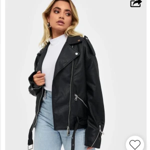 Missguided skinnjacka - Svart skinnjacka i bra skick. Storlek 36