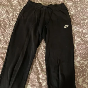 Nike byxor - Mjukisar från Nike, använda men i fint skick. Köpta för 500, säljer för 200