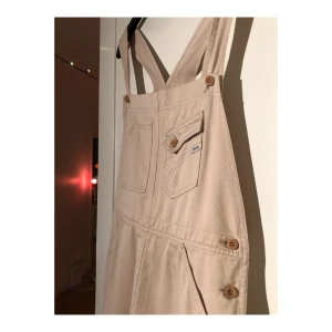 Beige hängselklänning - SVINFIN hängselklänning i beige jeansliknande material!! Hel & ren, skönt material, och knappar för att justera axelbanden 😻🫰