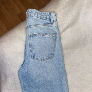 Långa raka jeans  - Långa raka jeans från Zara strl 36, hål på knän och fransiga i benslutet Kan skicka fler bilder om det önskas.  Använda ett fåtal gånger.  Jag är 164 cm och jeansen är väldigt långa på mig.   Köpare står för frakt 