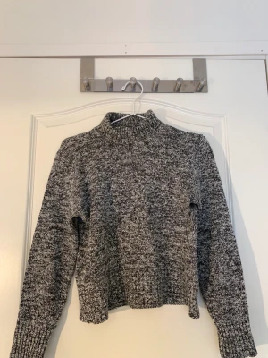 Kroppar melerad polotröja  - Gråmelerad polotröja från Kookaï.  Pris är förhandlingsbart:)