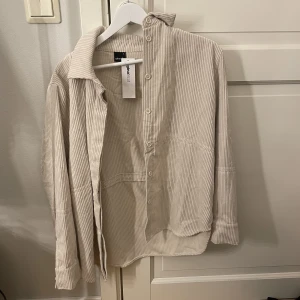 Manchester liknande skjortjacka - Jätte fin skjortjacka i Manchester liknande material. Perfekt till våren och sommaren. Säljer då den tyvärr aldrig kommit till användning. För mer bilder/frågor skriv privat🤍frakten ingår inte