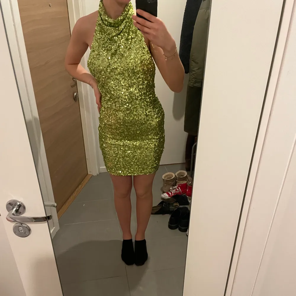 En jättefin ljusgrön glittrig klänning från Gina tricot. Aldrig använd, storlek S. . Klänningar.