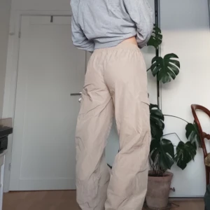 Beige Cargobyxor - Helt nya cargobyxor, går att spänna åt både nertill och i midjan. Fler bilder finns! Billigare pris vid snabb affär:-) 
