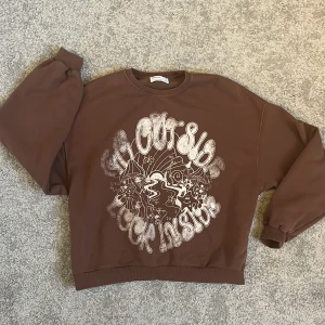 Sweatshirt  - Brun tröja med tryck från Bershka. För fler bilder är det bara att skriva!:) 