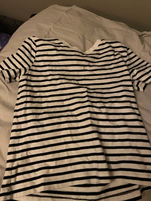 Randig T-shirt  - Randig T-shirt från Zara. Säljer pga: har växt ut den. Nypris ca 130kr❤️
