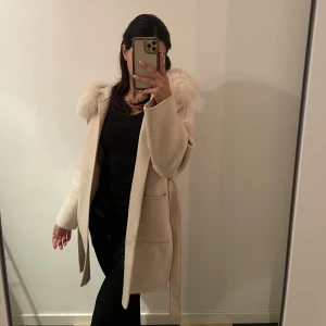 Pälskappa  - Säljer min jättefina ljusbeiga kappa med äkta päls. Jackan är i jättefint skick.  Nypris: 3000 kr  💕 
