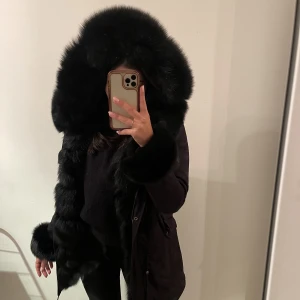 Pälsjacka  - Säljer nu min pälsjacka köpte på Garoff. Jackan är i jättebra skick (äkta päls).  Nypris: 4999 kr💕 Pris kan diskuteras vid snabb affär! 