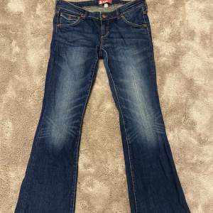 Jättesnygga mörkblå jeans. Är tyvärr som små för mig. Jättefina detaljer på fickorna bak. Skulle säga att dem är stl 36. W30 L32