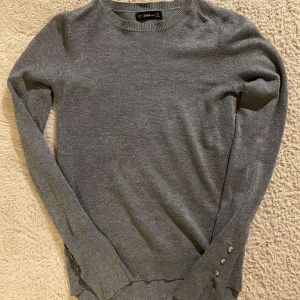 Snygg Zara top - Snygg tajtare Zara topp med slitsar i armarna, skitsnygg basplagg till alla byxor!! Skickar gärna fler bilder:))