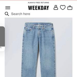 Säljer mina helt nya weekday jeans low straight. De är aldrig andvända endast testade! Nypris: 590 Tar gärna bud över 200!