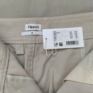 Filippa K byxor - Helt nya Filippa K byxor, aldrig använda så prislappen är fortfarande på.   Byxorna är i storlek 38  Nypris 1900kr, säljer för 800kr 