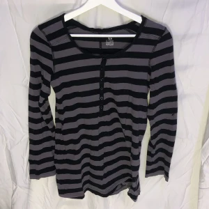 Svart Grå Randig Långärmad - En långärmad bekväm tröja med knappar som kan bäras med vad som helst. 