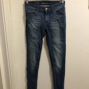 Jeans  - Snålt använda. Super skinny. Fina och sköna! Går strax nedanför naveln. Strl 27, känns som S ungefär 