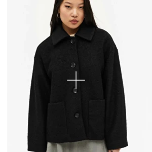 Monki jacka  - Svart superfin jacka från monki, jackan är i väldigt bra skick och inte sliten alls.  Strl s 
