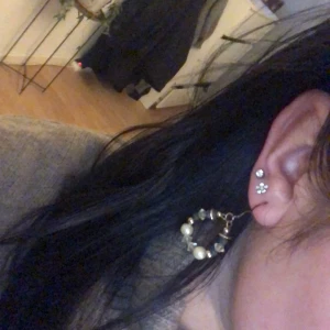 Örhängen  - Jätte söta runda pärlörhängen,skriv privat vid frågor,betalning skrev via Swish,kör inte direkt☺️☺️☺️