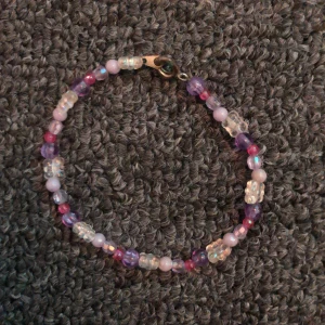 Armband - Ett litet armband med små fjärilar på,den passar ett barn mellan 5/10år,vid frågor skriv privat,betalning skrev via Swish🤍