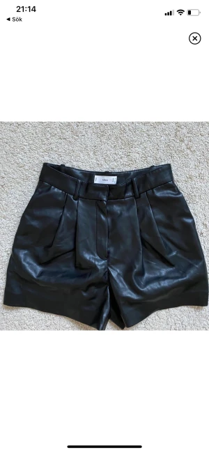 Skinn shorts  - Så fina skinn shorts som tyvärr inte passar som jag vill💕 as populära å passar till så mycket!!! 