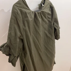 Jumpsuit Zara - Köpt begagnad, fint skick men för liten för mig. Shorts innanför tyget men ser ut som en klänning när man har den på!