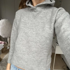 Stickad ull hoodie - 100% Ull hoodie från COS🌟Sparsamt använd och fint skick. Storlek S men liten i storleken, tyvärr för liten för mig.