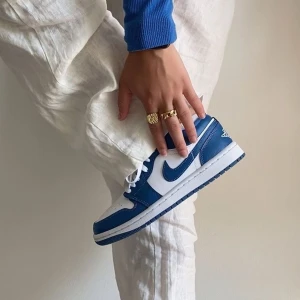Jordan 1 Low Marina blue - Helt nya oanvända i lådan  Nypris 2800kr (inkl tull och frakt från Goat)  Mitt pris 1800kr  Storlek 39 (Första bilden är lånad, men visar färgen bättre)