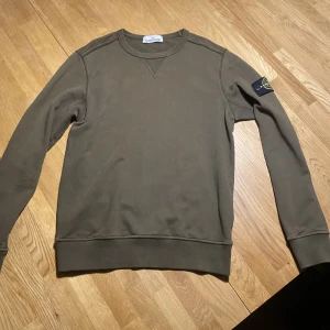 Stone island sweatshirt  - Säljer min mörk gröna Stone island sweatshirt i storlek S då jag inte använder den längre köpt på Stone island i Stockholm kvitto finns inte kvar Skick 8/10 har haft den länge men inga skador på tröjan. nypris 2500 kr priset kan diskuteras vid snabb affär