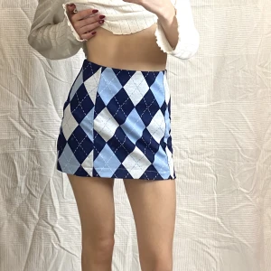 Blå Argyle Mini Kjol - Jättesöt mini kjol från h&m med blått argyle mönster, storlek XS, uppsydd🤍 Knappt använd, resår i midjan. Använd gärna köp nu!