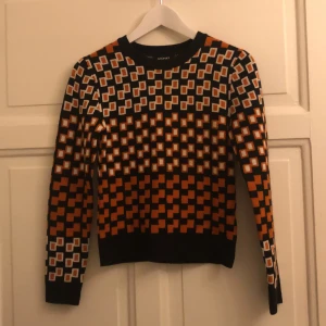 Tröja  - Jätte fin och skön tröja från monki! Knappt använd.❤️☺️
