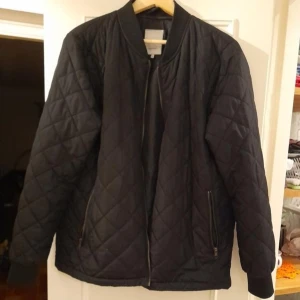 Svart höstjacka  - Hej  Säljer min svarta höstjacka i stolek M, finns 2 fickor där fram i sidorna, muddar i handlederna, använd en höst men väldigt fin fortfarande, finns I eslöv att hämta kan med skickas frakt tillkommer.