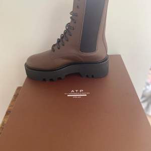 ATP ATELIER, pesaro chocolate leather combat boots.  Oanvända i förpackning  Nypris: 5600 