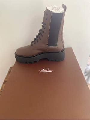 ATP ATELIER, pesaro chocolate leather combat boots.  Oanvända i förpackning  Nypris: 5600 