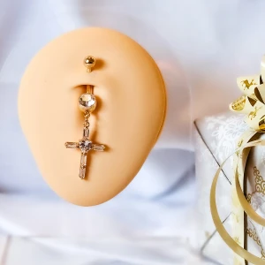 Navel piercing 18k guldpläterad  - Pure 18k guldpläterad navel piercing i kors och blomma.  Cz-diamanter. 100kr/st, Frakt 24kr. Jag skickar postning bevis video via Instagram. Helt nya. Oanvänt. 