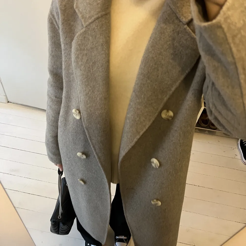 Säljer min fina gråa kappa från Massimo Dutti🤍 Säljs inte längre i butik! Stl XS från herravdelningen men passar XS- M i damstorlek 🤍 . Jackor.