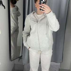 Grå kofta  - Säljer denna gråa kofta från H&M❤️‍🔥