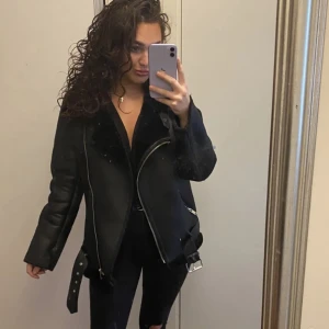 Jacka från Zara - Jacka från zara värmer väldigt bra och så fin storlek S, vid snabbt köp kan pris diskuteras. 