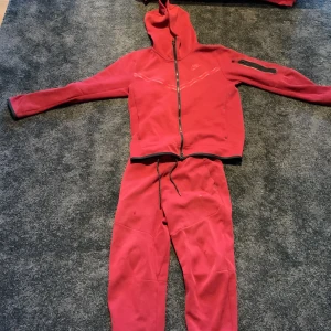 Nike Tech  - Nike tech Flecce.  Har haft den i ett halvår och den har Storleken Medium