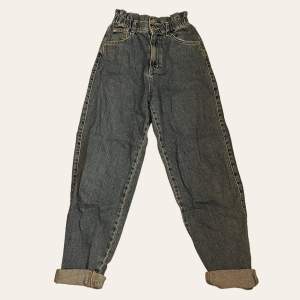 jeans från pull&bear 💙- storlek 32, bra skick !! färgen på bilden blev lite konstig men jeansen är vanliga blåa. priset går att diskutera, så kom med egna förslag 😇