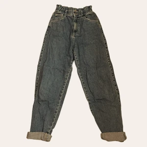 jeans - jeans från pull&bear 💙- storlek 32, bra skick !! färgen på bilden blev lite konstig men jeansen är vanliga blåa. priset går att diskutera, så kom med egna förslag 😇