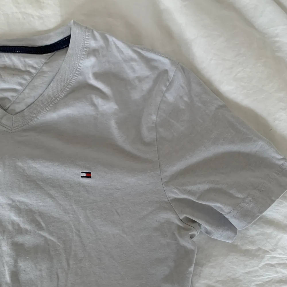 T-shirt från Tommy hilfiger, aldrig använd, köpt second hand. Ingen storlek men passar xs/s/m, 70kr💞. T-shirts.